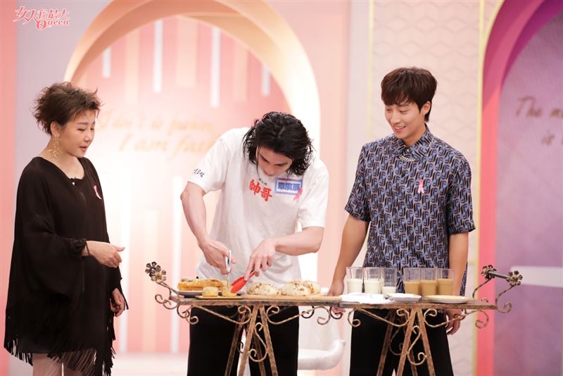 藍心湄（左起）讓章廣辰擔任早餐服務人員，卞慶華在旁看熱鬧。(圖／TVBS提供)