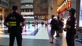 北車性侵案引議　台鐵與鐵警局祭4措施（2）台北車站發生通緝犯性侵女子案引關注，台鐵15日表示，深表遺憾，已全力配合鐵警局偵辦，並主動與鐵警局召開安全聯防會議，具體提出4項加強台北車站安全防護措施。圖為2名員警在北車大廳加強巡邏。中央社記者王騰毅攝　114年10月15日