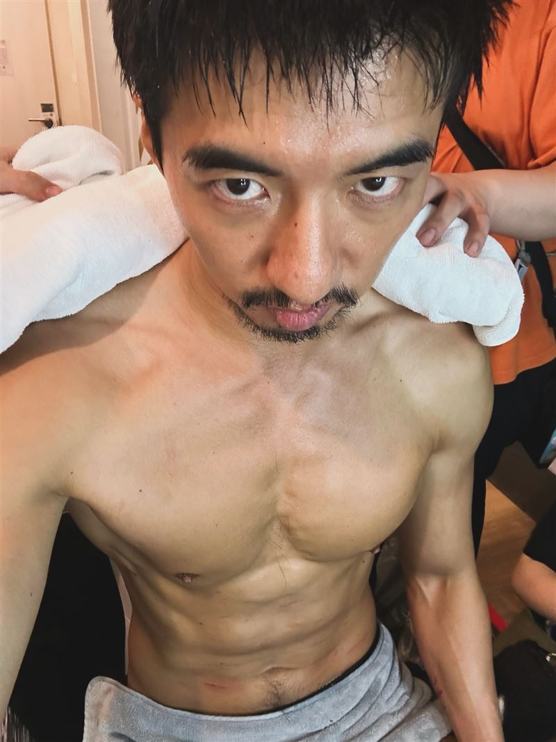 傅孟柏在回魂記中展現精湛演技，另外也因為結實身材引起觀眾，但其實是他飲食控制和努力訓練才有的成果。（圖／翻攝自傅孟柏IG)