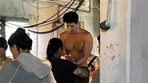 回魂記傅孟柏胸腹肌怎來的？片場便當曝光