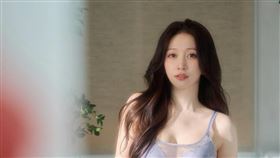 篠崎泫罕突破尺度。（圖／翻攝自篠崎泫IG）