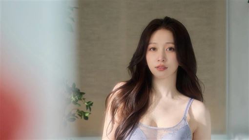 篠崎泫破尺度辣秀渾圓雪乳　S曲線全都露