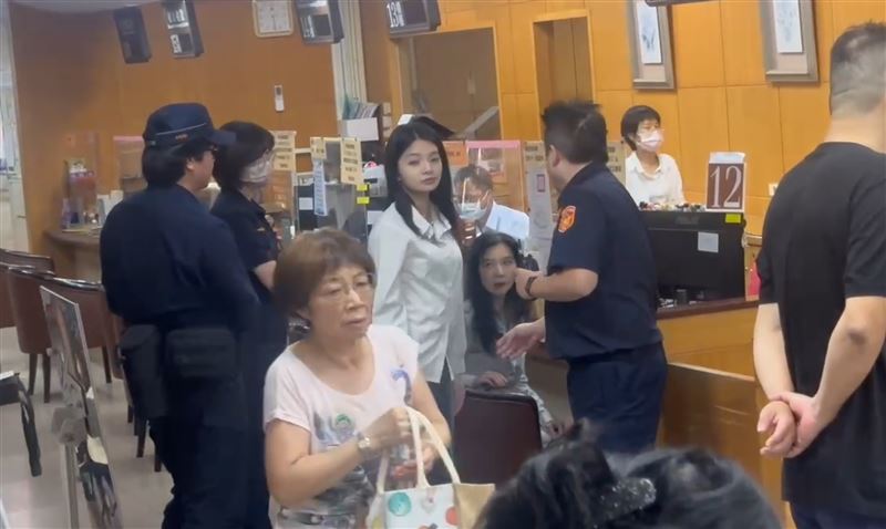 應曉薇加保500萬。辦完保，繳完錢後，緊緊擁抱女兒應佳妤。（圖／翻攝畫面）