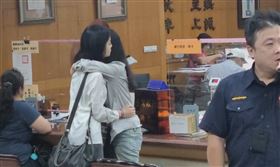 ▲應曉薇加保500萬。辦完保，繳完錢後，緊緊擁抱女兒應佳妤。（圖／翻攝畫面）