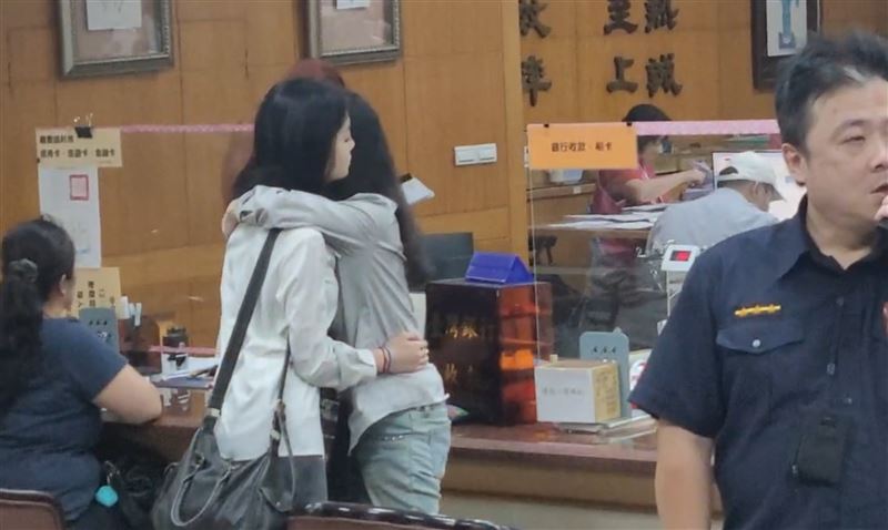 應曉薇加保500萬。辦完保，繳完錢後，緊緊擁抱女兒應佳妤。（圖／翻攝畫面）