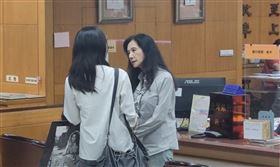 ▲應曉薇加保500萬。辦完保，繳完錢後，緊緊擁抱女兒應佳妤。（圖／翻攝畫面）