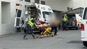 霧峰街頭濺血！23歲林姓男子，爆氣揮刀猛砍2鄰居，7旬婦身中4刀急送醫(圖／翻攝畫面)