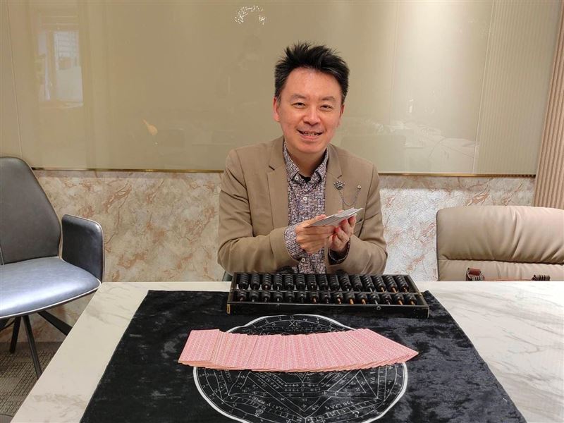 塔羅牌老師小孟則持不同意見，他認為命理師本質上與一般人無異。（圖／翻攝自塔羅牌老師小孟FB）