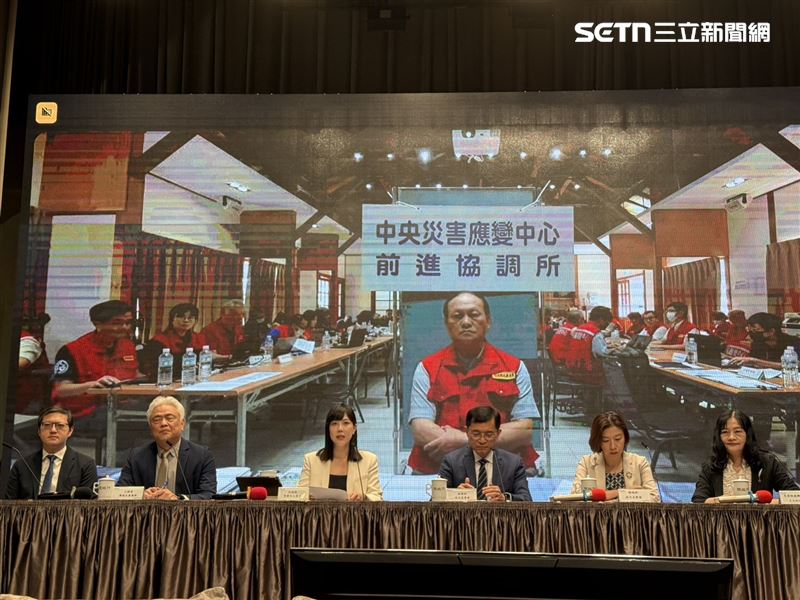 中央前進協調所總協調官季連成透過視訊連線說明花蓮災區防颱整備工作（圖／記者劉秀敏攝影）