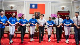 總統賴清德接見我國參加「2025貝比魯斯聯盟U16世界女子壘球賽」臺北市立北投國民中學代表隊（圖／總統府提供） 
