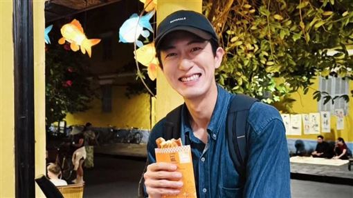 男星超商遇阿伯貼超近　店員反應讓他詫異