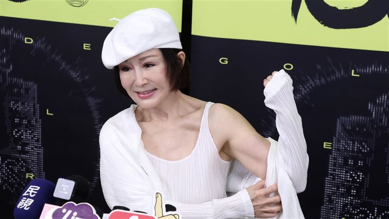 潘迎紫分享自己凍齡的秘訣之一為重訓,並秀出自己的二頭肌。(圖/記者鄭孟晃攝影)