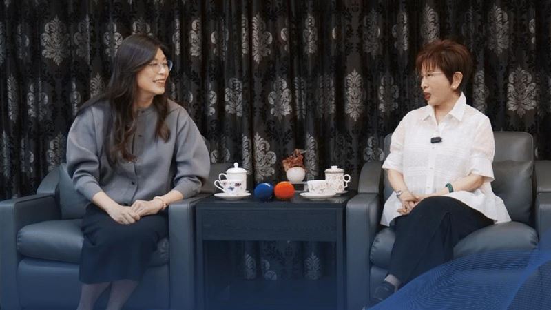 鄭麗文上午拜訪前國民黨主席洪秀柱，洪特別請她喝咖啡。（圖／翻攝自鄭麗文臉書）