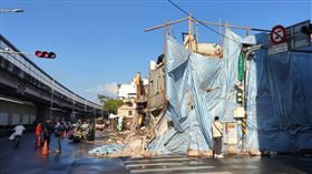 鷹架倒塌事故發生現場。（圖／翻攝畫面）