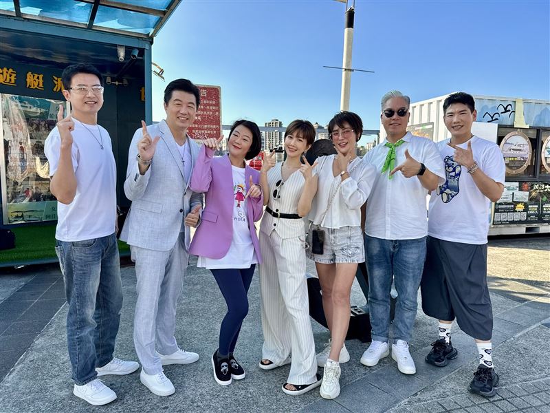 猴爺7週年慶，左起田家達、吳皓昇、文汶、王晴、李沛綾、阿甘、小鹿。（圖／民視提供）