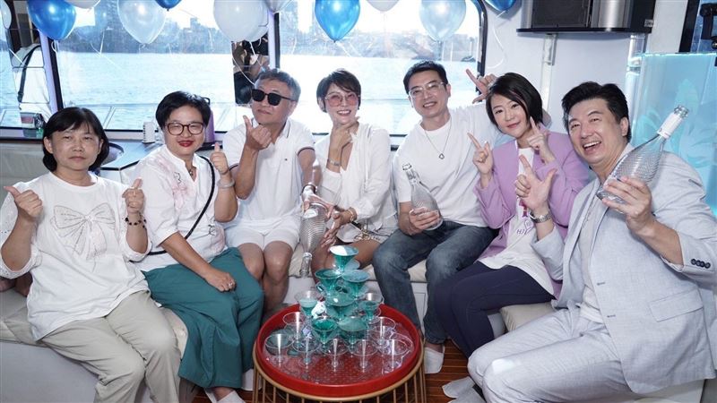 台八夫妻檔創業盛大慶功！文汶淚謝吳皓昇