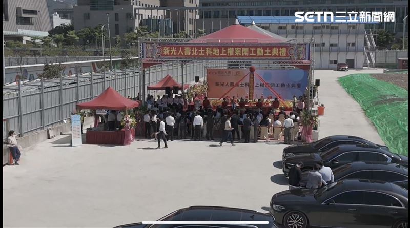 雖對外宣稱僅為「簡單儀式」，但三立新聞網空拍直擊發現，典禮現場布置完整，嘉賓席、儀式棚架與工程機具一應俱全。（圖／三立iNEWS）