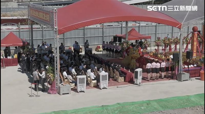 三立新聞網獨家空拍直擊，新壽在北士科T17、T18地塊突襲動土，紅棚高掛、座位排滿50席，場面隆重氣勢驚人。（圖／三立iNEWS）