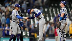 山本由伸向赫南德茲（Kike Hernandez）。（圖／美聯社／達志影像）