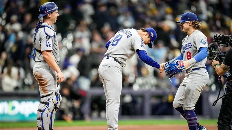 山本由伸向赫南德茲（Kike Hernandez）鞠躬。（圖／翻攝自X平台 @Dodgers）
