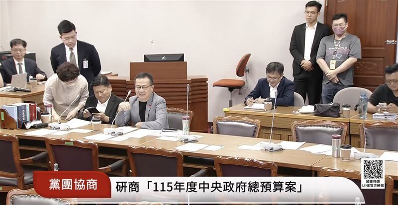 韓國瑜主持黨團協商，點名羅智強發言時稱「羅主席請發言」。（圖／翻攝自國會頻道）