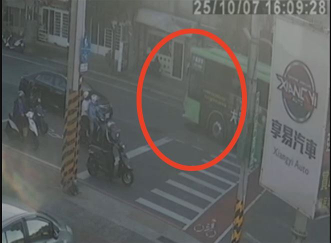 陳男被撞擊後倒地，但公車沒停下，又被捲入車底。（圖／翻攝畫面）