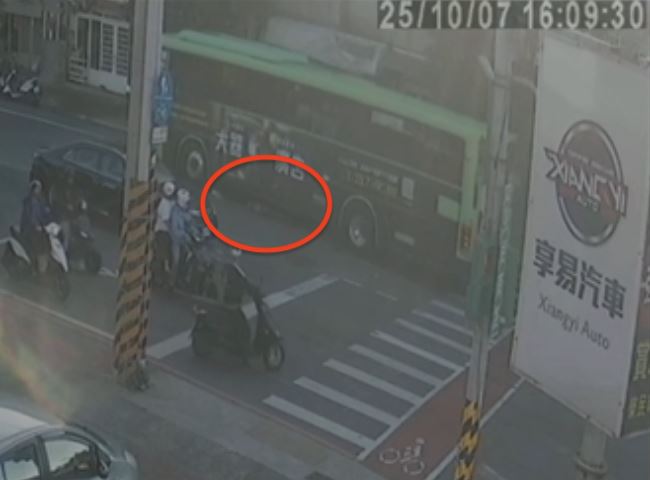 陳男被2次輾過。（圖／翻攝畫面）