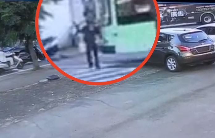 陳男走在行人穿越道被左轉公車撞擊。（圖／翻攝畫面）