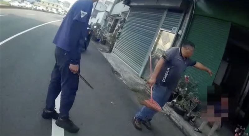 其他鄰居拿起掃把、鐵棍前往與林男對峙。（圖／翻攝畫面）
