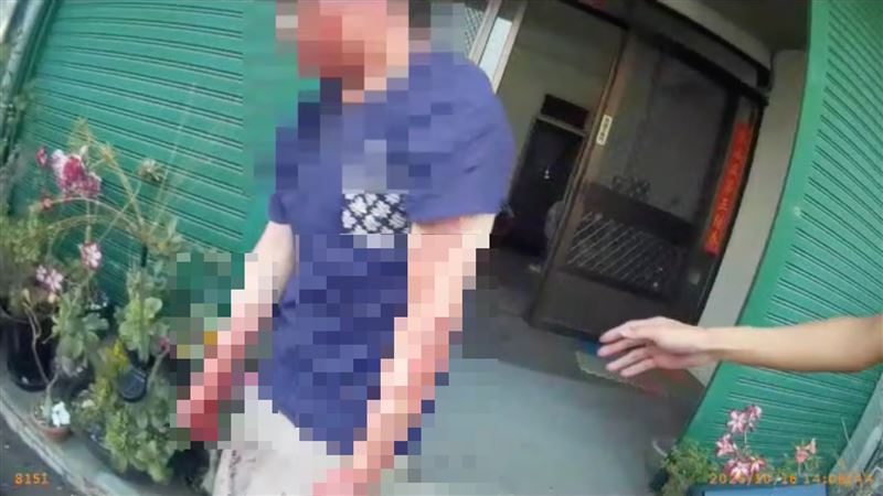 林男犯案後雙手沾滿鮮血。（圖／翻攝畫面）