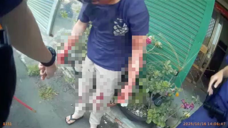 林男犯案後雙手沾滿鮮血。（圖／翻攝畫面）