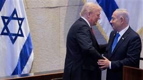 被駭的廣播內容中，夾雜著不雅詞語對川普和納坦雅胡攻擊。（圖／美聯社／達志影像）