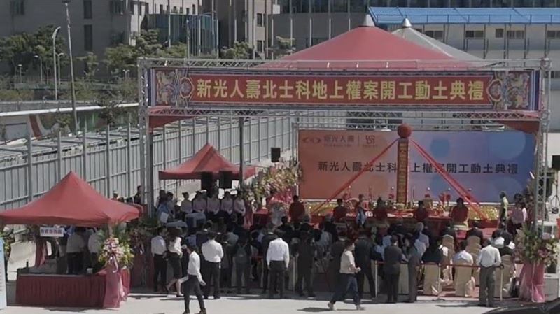 簡舒培指出,新壽搞了一齣假動工戲碼,宣稱要蓋「新光水岸森林園區」。(圖/三立iNEWS)