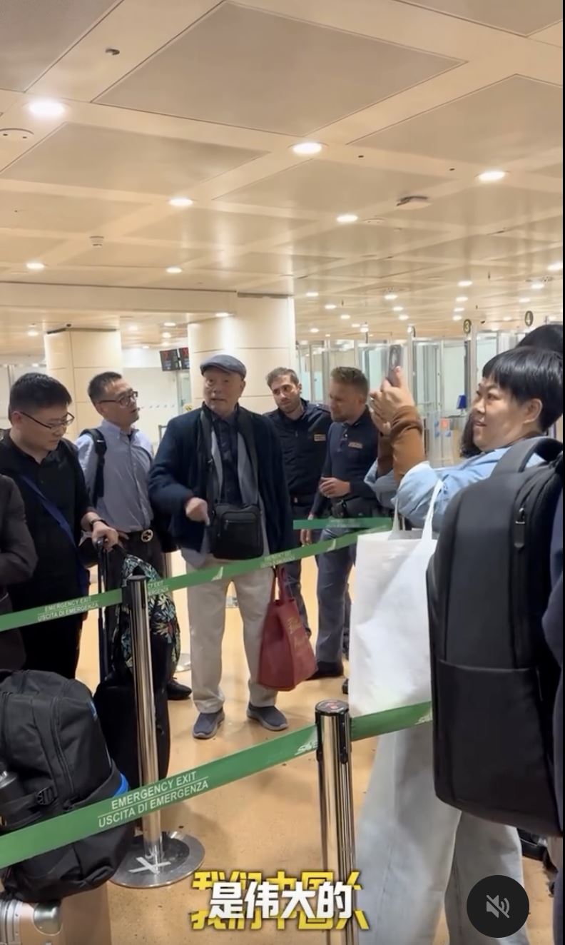中國護照在義大利需要人工查驗，因此在現場排了2小時，阿公怒氣難消。（圖／翻攝中國傻事臉書）