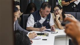 李四川、林奕華赴北市議會國民黨團說明法案台北市長蔣萬安15日率局處首長到台北市議會國民黨團說明重大議法案，副市長李四川（右2）、林奕華（右）陪同拜會，兩人在會中交換意見。中央社記者鄭清元攝　114年10月15日