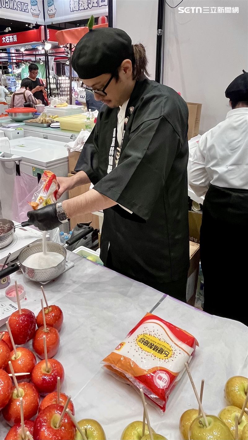蘋果糖老闆表示台灣砂糖有一個特殊香氣是日本砂糖所沒有的。(圖／記者賴俊佑攝影）