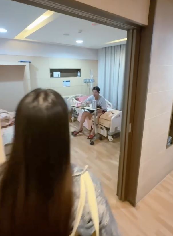 啦啦隊女神檸檬假扮護士敲門，到病房探望因保護女童遭兇嫌刺傷的林姓男子。(圖／家屬提供)