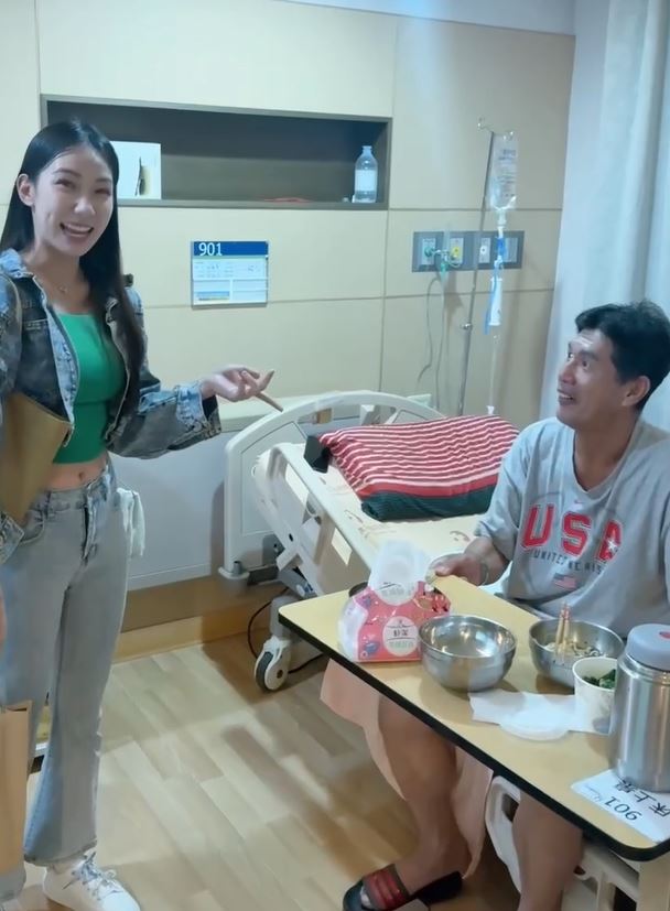 正義哥看到心目中的女神檸檬突然出現在病房，驚喜又開心。(圖／家屬提供)