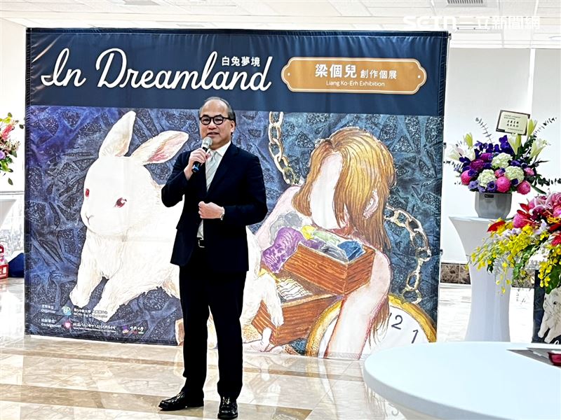 比菲多董事長梁家銘，除了在女兒畫展上感性致詞，也親自為女兒的畫冊寫序。(圖/翻攝畫面)