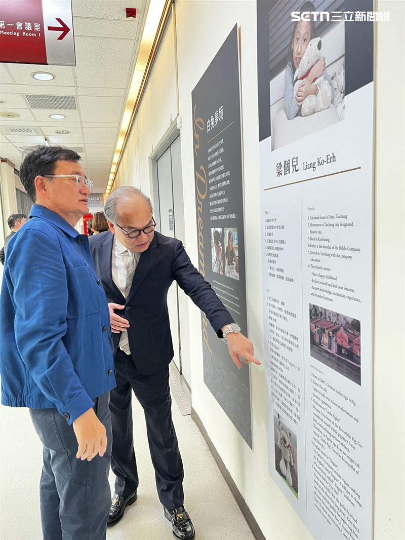前立法委員黃國書蒞臨與會，比菲多董事長梁家銘親自解說女兒的畫作！(圖/翻攝畫面)