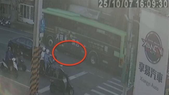 公車撞行人「輾2次」慘死 兒淚:都沒停
