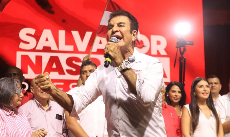 宏都拉斯總統候選人納斯魯拉（Salvador Nasralla）目前民調第一，他主張當選會，與台灣恢復邦交。（圖／翻攝自Salvador Nasralla臉書）