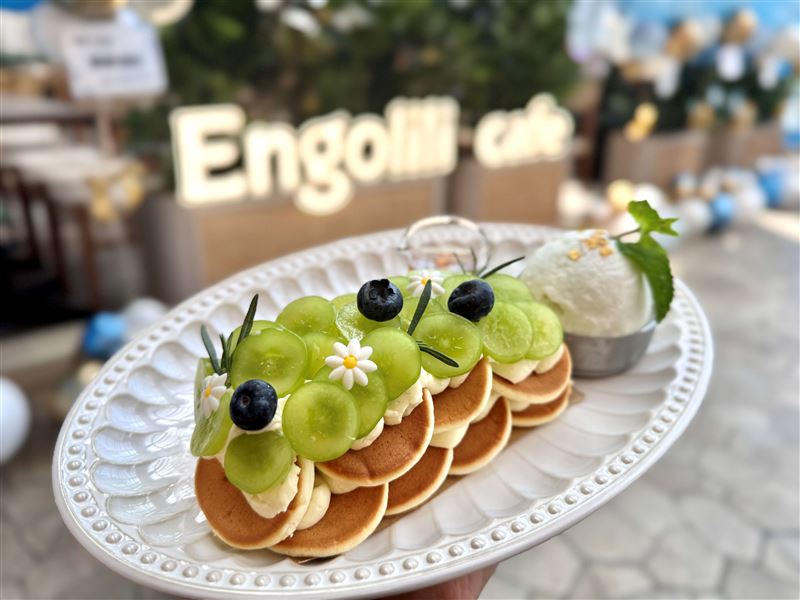 Engolili英格莉莉推出新店限定「麝香葡萄粉撲鬆餅」。(圖/品牌業者提供)