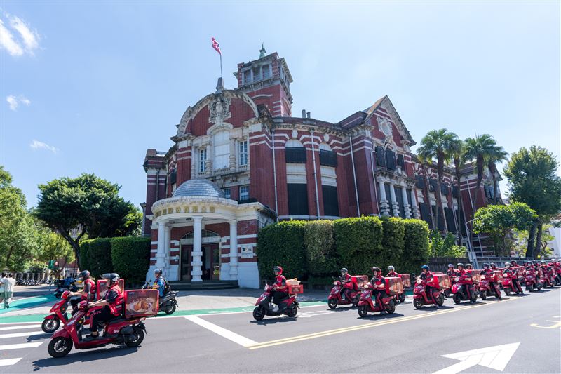 肯德基特別打造「史上最香外送車隊」,象徵花雕香氣的正式啟程。外送員親自從「台酒總公司」出發,一路護送最香「台酒花雕紙包雞」至肯德基。(圖/品牌業者提供)