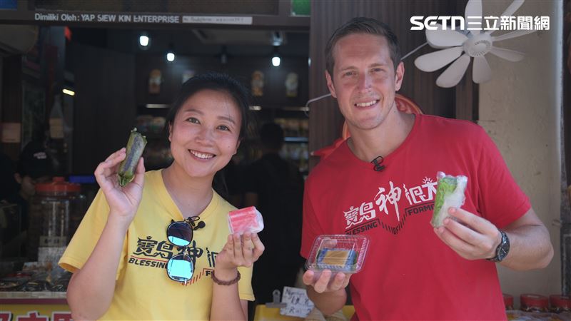 主持人買供品娘惹糕。（圖／寶島神很大）