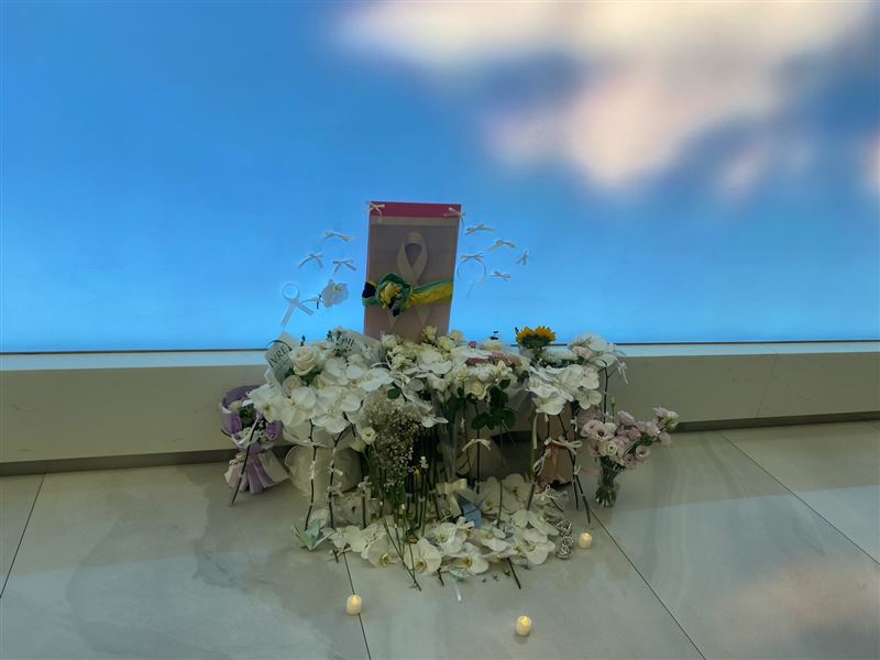 長榮航空總部大廳同仁自發性哀悼孫姓空服員。（圖／翻攝自桃園市空服員職業工會臉書）