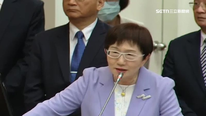 財政部長莊翠雲在立法院備詢時指出,普發現金一萬最快11月就可以有第一波的發放