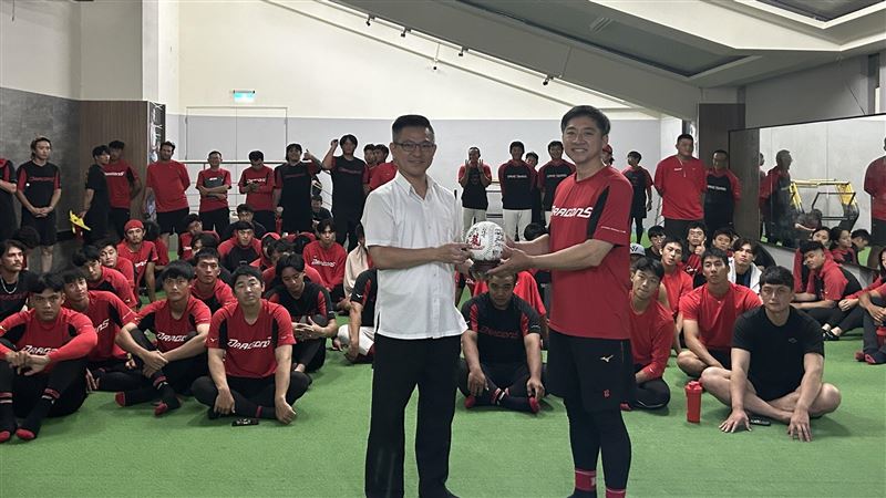 味全龍二軍總教練張家浩贈送全隊簽名球給內政部警政署刑事警察局。（圖／味全龍提供）