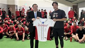 味全龍教練林智勝贈送簽名球衣給內政部警政署刑事警察局林故廷副局長。（圖／味全龍提供）