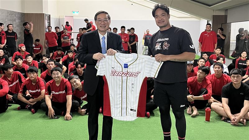 味全龍教練林智勝贈送簽名球衣給內政部警政署刑事警察局林故廷副局長。（圖／味全龍提供）